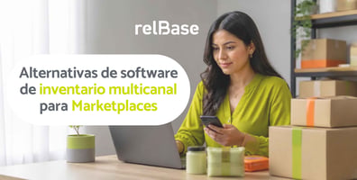 Emprendedora gestionando el inventario de sus ventas en marketplaces desde su notebook