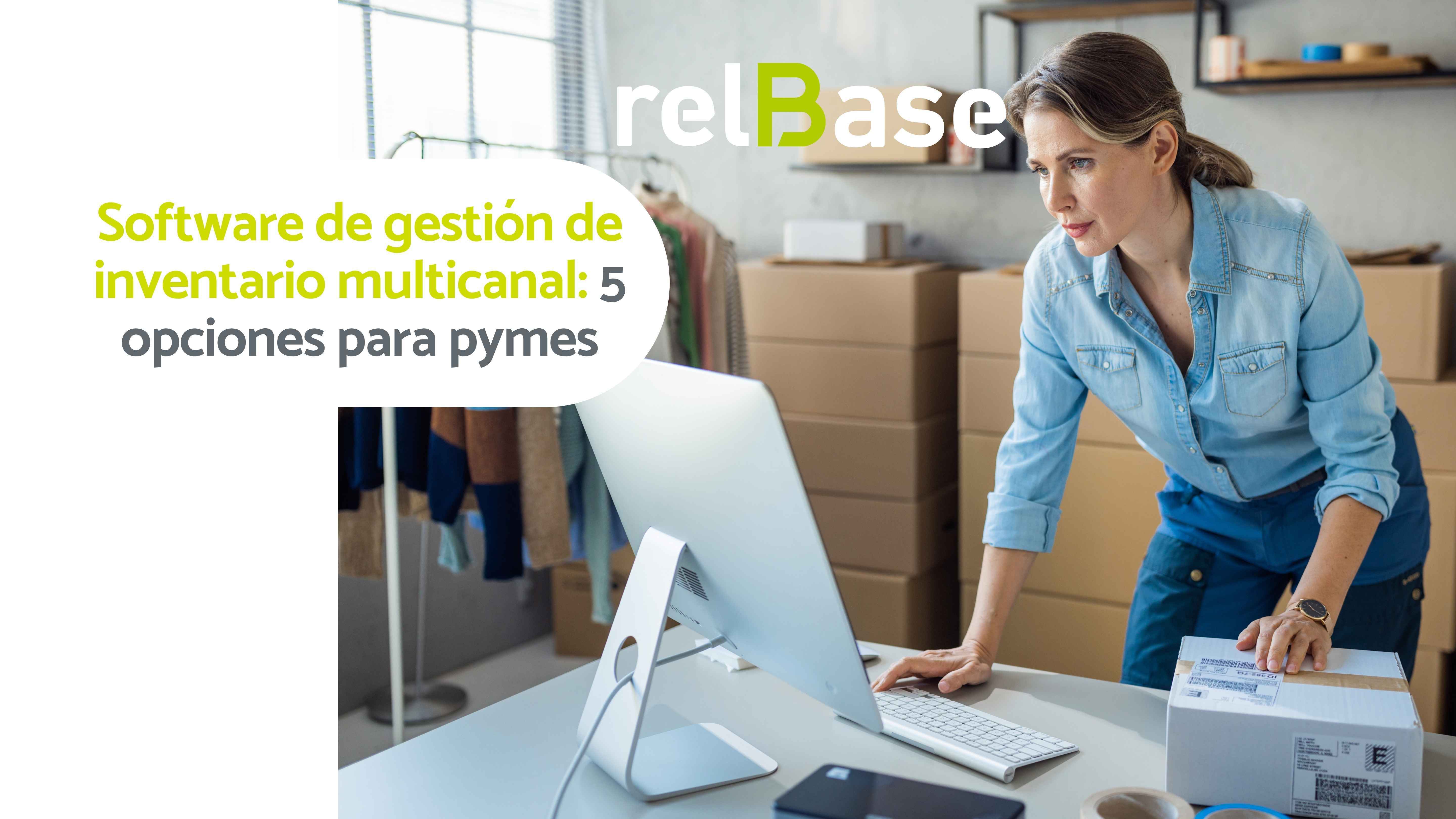 Emprendedora sincronizando el stock de sus marketplaces desde un software de inventario multicanal