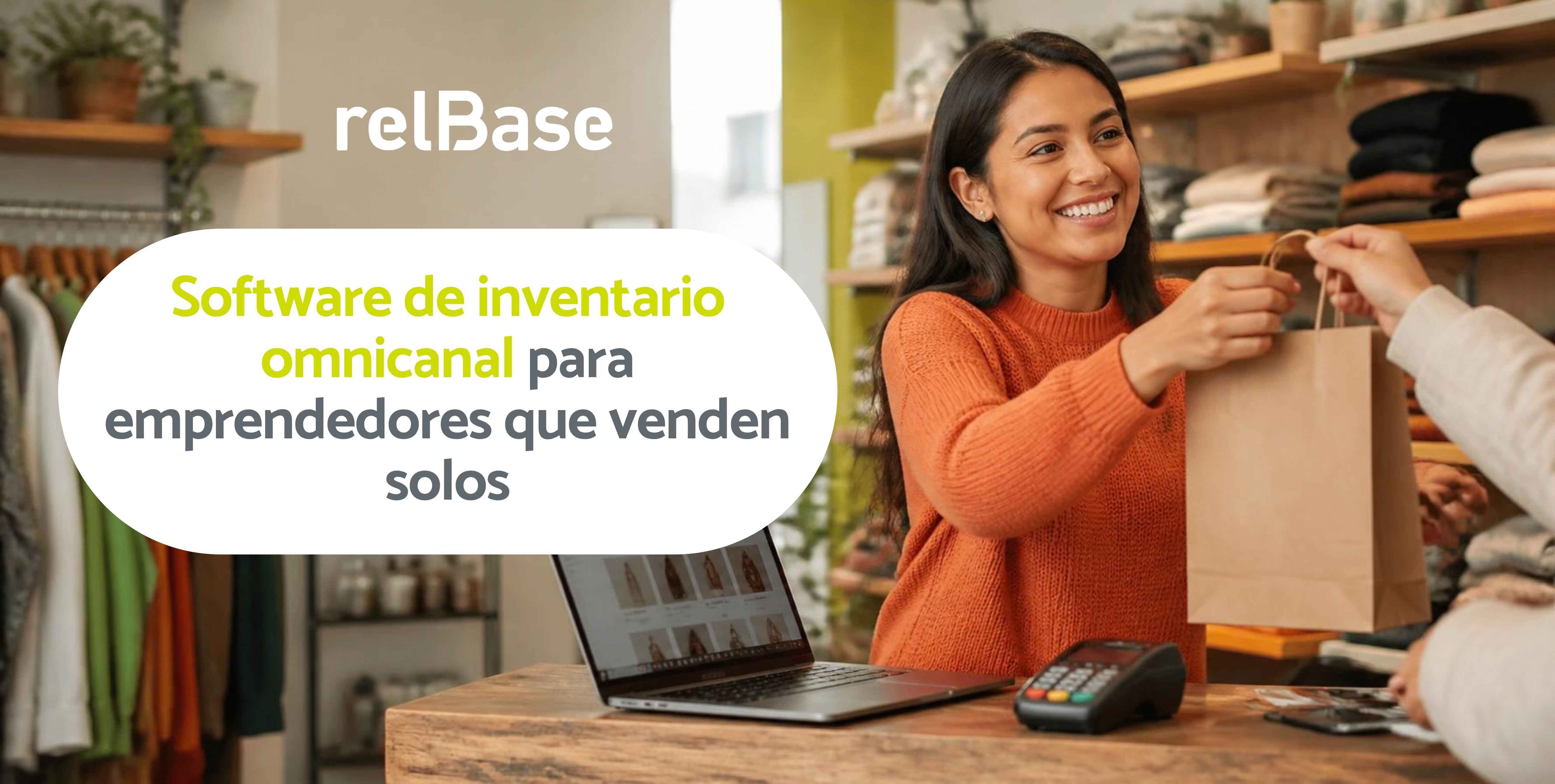 Emprendedora atiende su local mientras revisa el stock de su tienda online en el mismo sistema